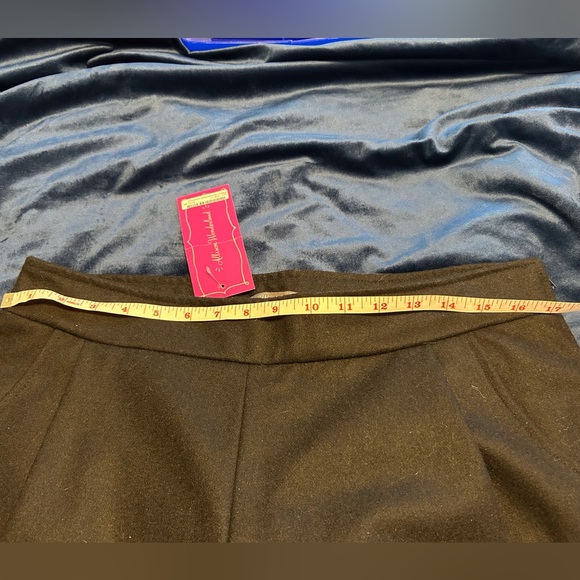 Allison wonderland acetate Black trouser shorts with Tailored Look - Picture 3 of 6